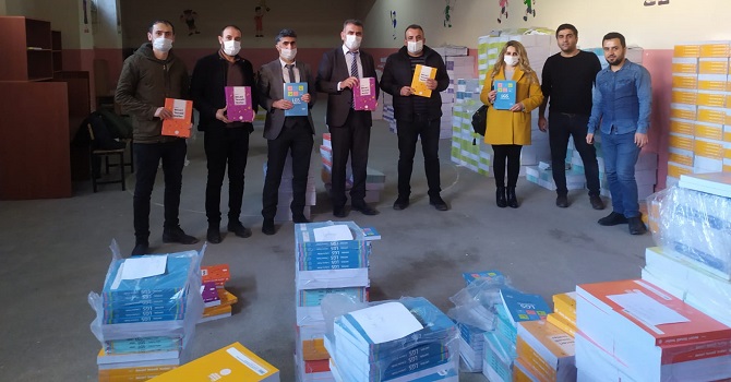 Hakkari'de 'Her Ev Bir Okul Projesi'ne kitap desteği