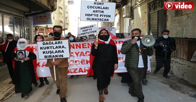 HDP Hakkari il örgütü önünde oturma eylemi başlattılar