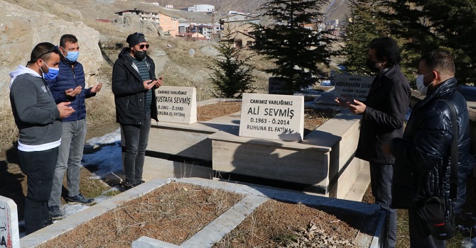 Hakkarili Gazeteci Ali Sevmiş mezarı başında anıldı