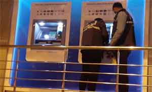 ATM cihazı kartını yutunca bankanın camını kırdı 