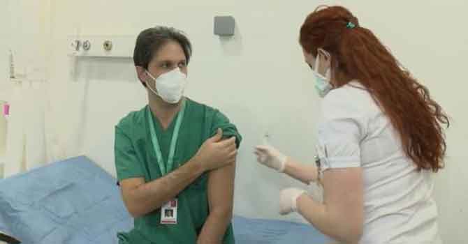 Sağlık çalışanları aşılanmaya başladı