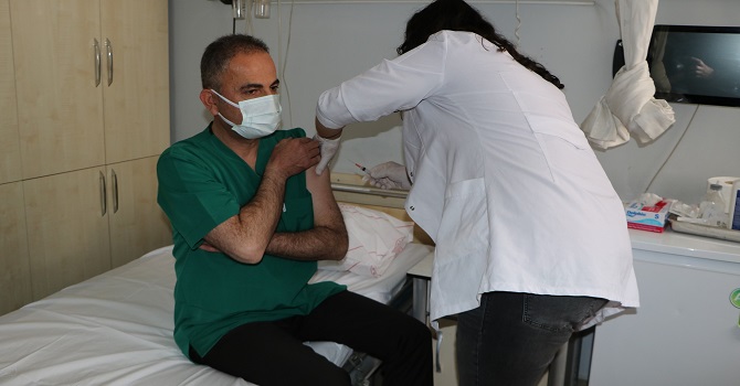 Hakkari İl Sağlık Müdürü Hamdullah Kara, koronavirüs aşısı oldu