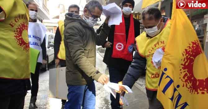 KESK üyeleri Hakkari’de maaş bordrolarını yaktı