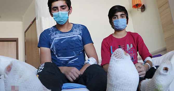 Taşıdıkları demir, yüksek gerilim hattına temas edince ayak tabanları patladı