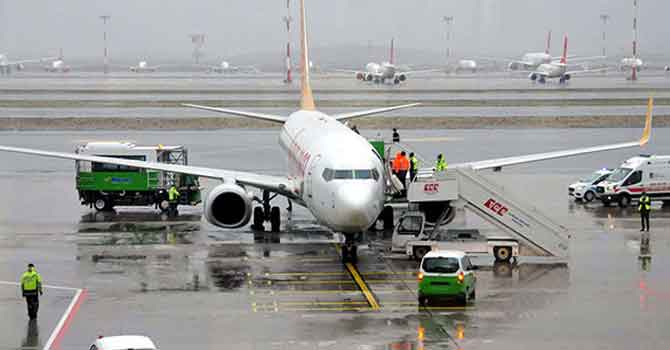  Yolcu bilinç kaybı yaşadı, uçak acil iniş yaptı