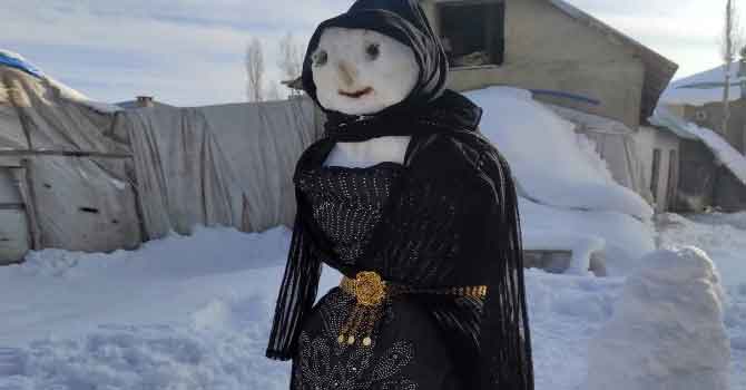 Kardan kadına yöresel elbise fistan giydirdiler