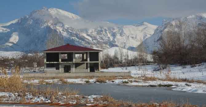 Hakkari'deki Golazüryan Göleti dondu