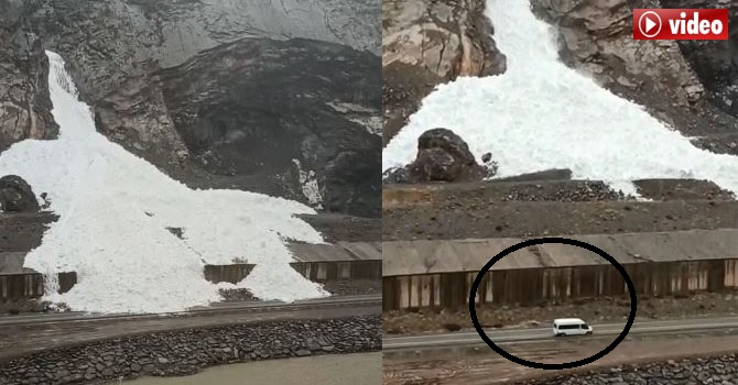 Hakkari'de çığ böyle indi...Yolcu Minibüsü son anda kurtuldu