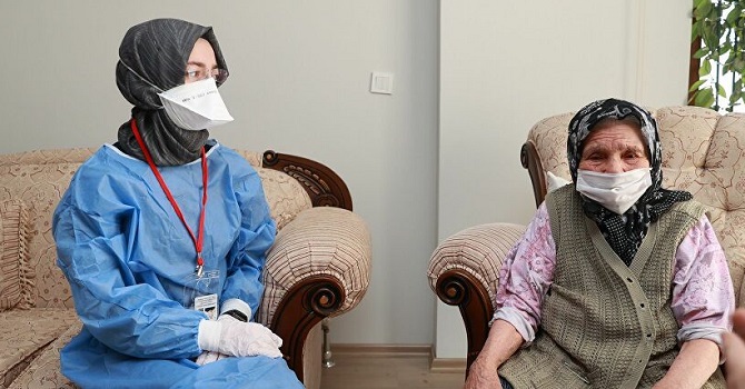 90 yaş üzeri vatandaşlar evlerinde aşılanmaya başlandı