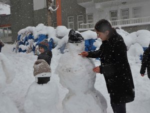 Hakkari’de çocuklar kardan aile yaptı