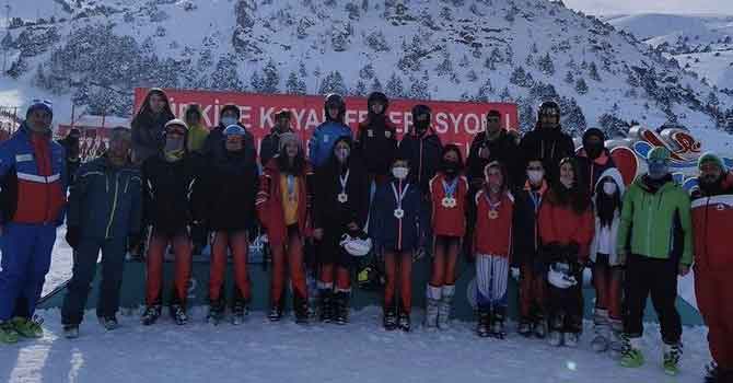 Hakkarili kayakçılar madalyalarla döndü