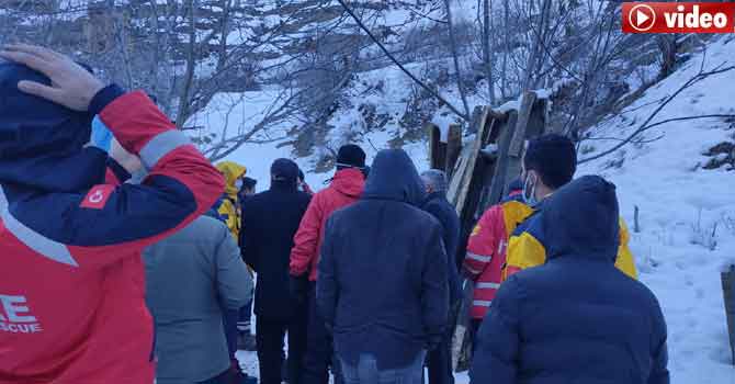 Hakkari'de çığda mahsur kalan iki kardeş kurtarıldı
