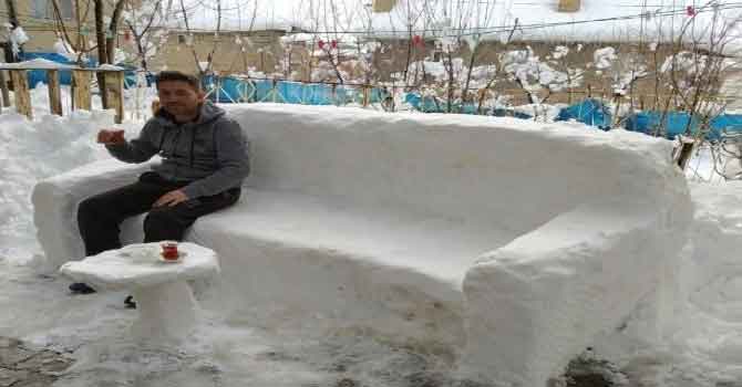 Kardan koltuk yaparak çay keyfi sürdü