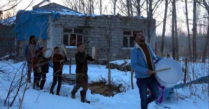 Mahallelinin davullu tefli karga mücadelesi