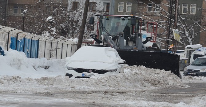 Hakkari'de Kar çalışmasına düzensiz araç parkı engeli