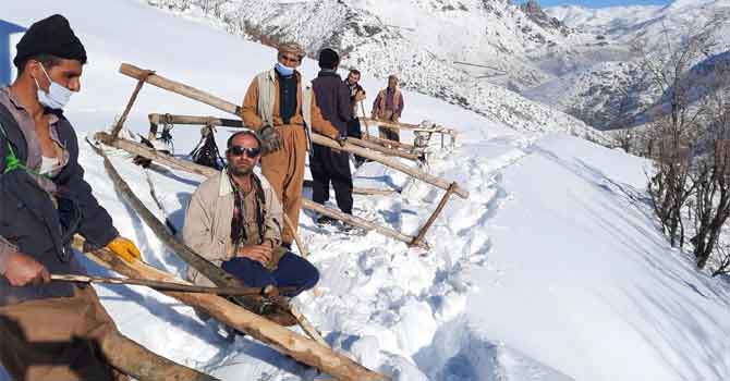 Şemdinli'de kızaklarla tehlikeli yolculuk