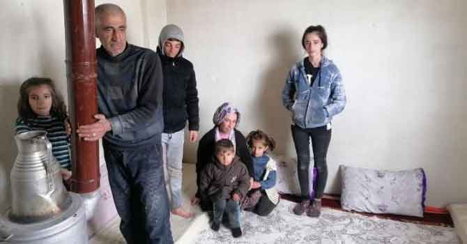 Hakkari'de kara dayanmayan ev çöktü: Yardım eli bekliyorlar