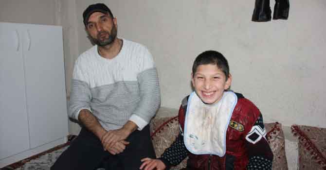 Hakkarili minik Salman; ne yemek yiyebiliyor, ne de konuşabiliyor