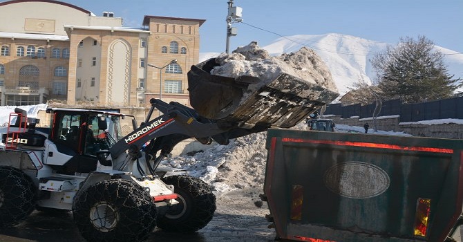 Hakkari'de kar, şehir dışına çıkarılıyor
