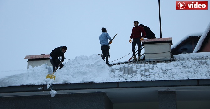 Hakkari'de 100 liraya karlı çatıları temizliyorlar