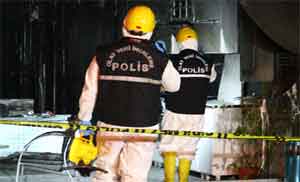 Kundakladığı iş yerinin sahibini telefonla arayıp, yangını izleten şüpheli yakalandı