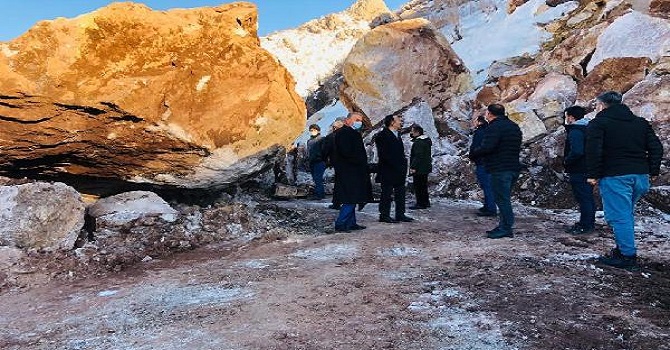 Yüksekova karayolu, kayaların düşmesiyle ulaşıma kapandı