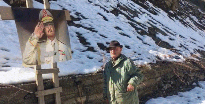 Hakkarili Öztunç, Hafter’in posterine silahla ateş edip ateşe verdi