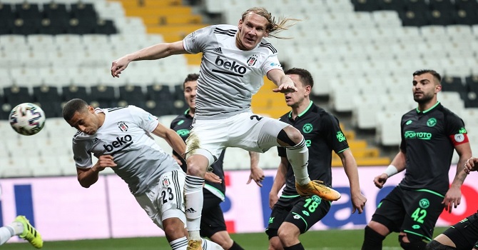 10 kişi mücadele eden Beşiktaş 3 puanı tek golle aldı