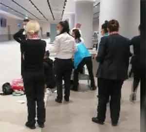 Pasaport kontrolü öncesi havalimanında doğum yaptı