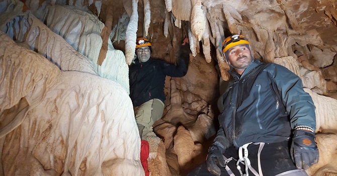 Hakkari'de keşfedilen mağara büyük ilgi görüyor
