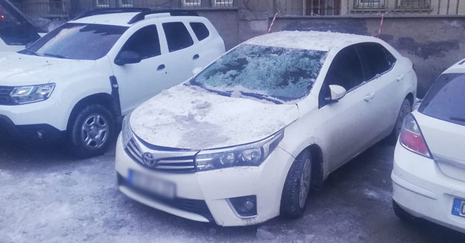 Hakkari'de Çatıdan düşen buz kütleleri 3 araca zarar verdi