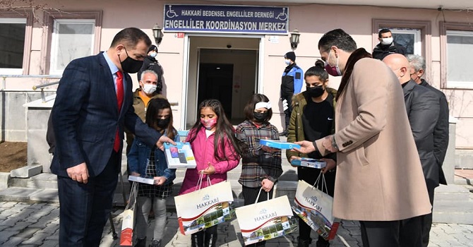 Vanlı İş adamı Hakkari'deki engellileri unutmadı