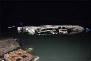 Çeşme'de lodos ve hortumda vinç devrildi, evlerin çatısı uçtu: 16 yaralı