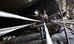 Mağarada ürettikleri kendirleri 81 ile gönderiyorlar