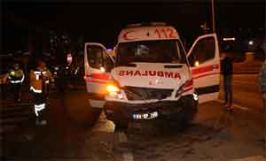 Kaza yapan ambulansta doğum yaptı