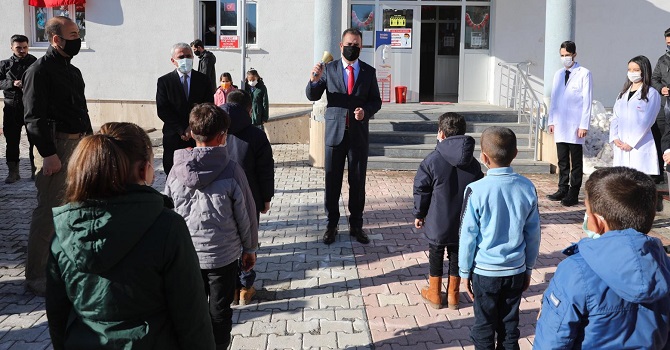 Hakkari'de ilk ders zilini Vali Akbıyık çaldı