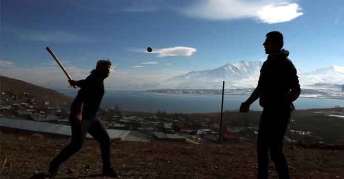 Vanlı gençlerin beyzbolu, 'topa garane' 