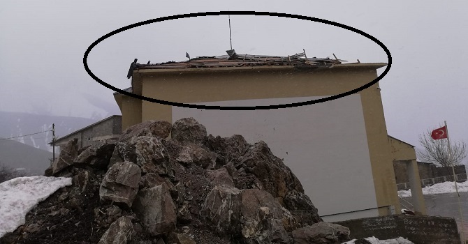 Hakkari'de şiddetli rüzgar çatıları uçurdu