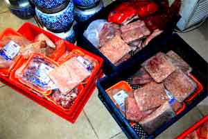 Markette yapılan kontrolde 250 kilo bozulmuş et ele geçirildi