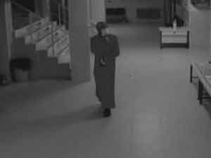 Kadın kıyafeti ile okulda hırsızlık