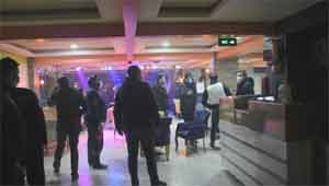 Rehin ihbarına giden polis, 20 kişiyi parti yaparken yakaladı