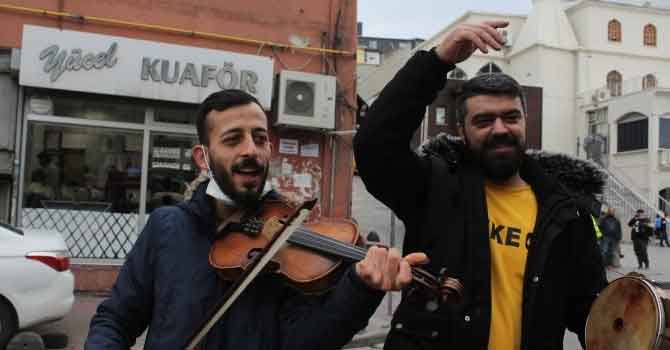 İşsiz kalan müzisyenler şarkılarını sokakta söylüyor