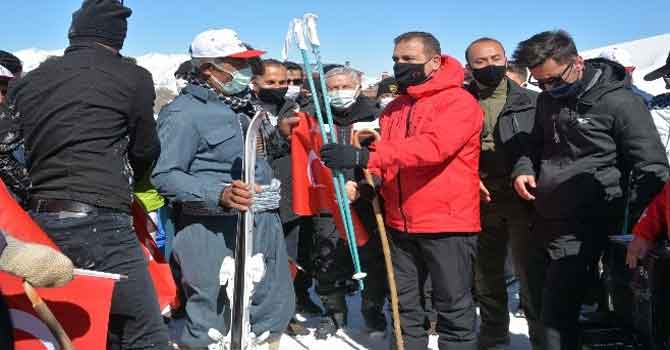 2 bin 700 rakımda tahta kayaklarla kaydılar