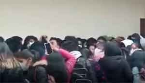 Bolivya'da üniversite kavgası: Korkuluklar kırılınca öğrenciler 5. kattan zemine düştü