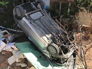 Otomobil bahçeye uçtu, 10 yaşındaki çocuk altında kaldı