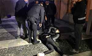 İçki içtikleri kadınları darp ettiler 