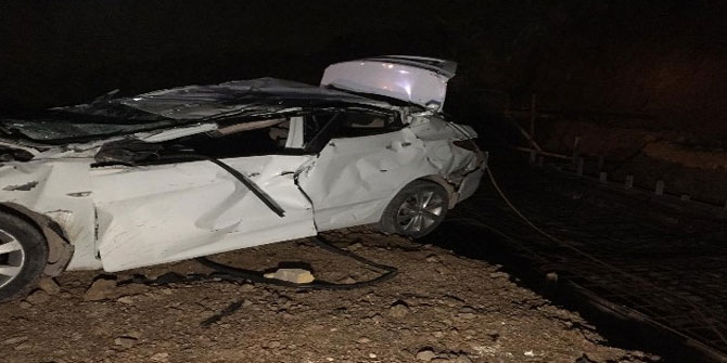 Otomobil fabrikanın inşaatına uçtu 2 ölü