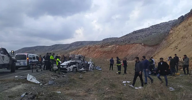 İki otomobil çarpıştı: 2’si çocuk 5 kişi yaşamını yitirdi