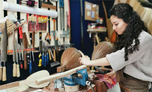 Türkiye'nin tek kadın bağlama ustası: Kadınlar üretince güçlü olur