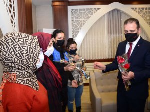 Hakkari Valisi Akbıyık çalışan kadınları unutmadı